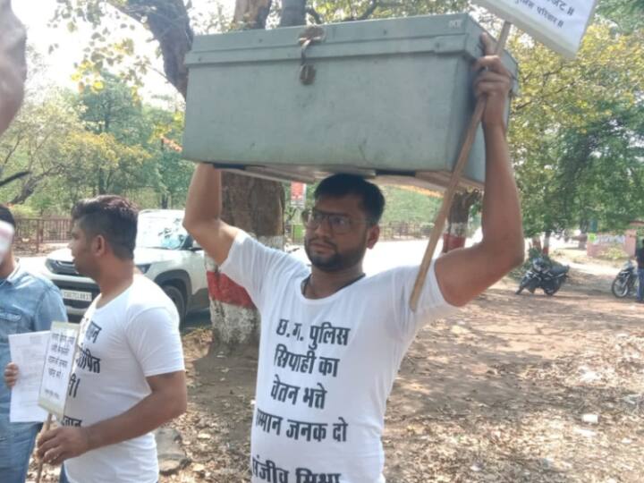 Durg: अफसरों से परेशान होकर दो पुलिस जवान पैदल जा रहे थे पुलिस मुख्यालय, हिरासत में लिए गए two constables going on foot to the police headquarters were taken into custody in durg ann Durg: अफसरों से परेशान होकर दो पुलिस जवान पैदल जा रहे थे पुलिस मुख्यालय, हिरासत में लिए गए