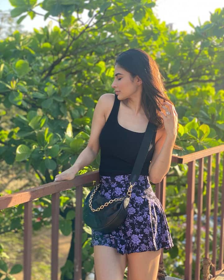 She looked stunning in a simple plain black top that she paired with a floral skirt. (Image Source: Instagram)