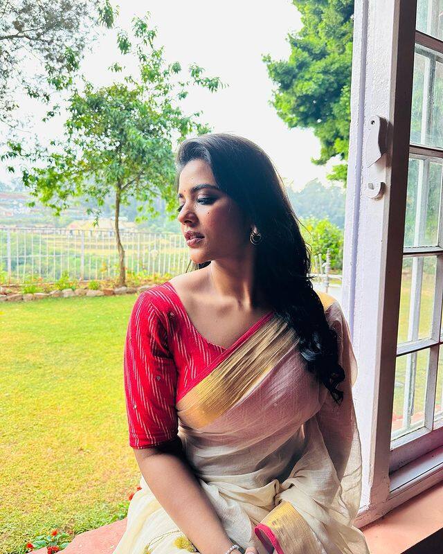 சமீபத்தில், ட்ரைவர் ஜமூனா மற்றும் தி க்ரேட் இந்தியன் கிட்சனில் நடித்த இவரது ட்விட்டர் பக்கம் ஹேக் செய்யப்பட்டுள்ளது. சமூக வலைதளத்தில் சற்று ஆக்டீவாக இருக்கும் இவரின், ட்விட்டர் பக்கத்தை மீட்கும் பணிகள் மும்மரமாக நடந்து வருகிறது.