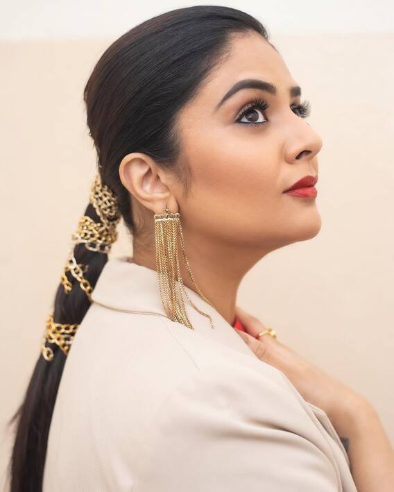 Sreemukhi: ఎర్రగులాబీలా రెడీ అయిన శ్రీముఖి కొత్త ఫోటోలు చూశారా?