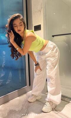 Anushka Sen: ਕ੍ਰੌਪ ਟਾਪ ਤੇ ਟਰਾਊਜ਼ਰ ਪਾ ਕੇ ਅਨੁਸ਼ਕਾ ਸੇਨ ਨੇ ਦਿੱਤੇ ਕਿਲਰ ਪੋਜ਼, ਕੈਮਰੇ ਦੇ ਸਾਹਮਣੇ ਫਲਾਂਟ ਕੀਤੇ ਕਰਵ