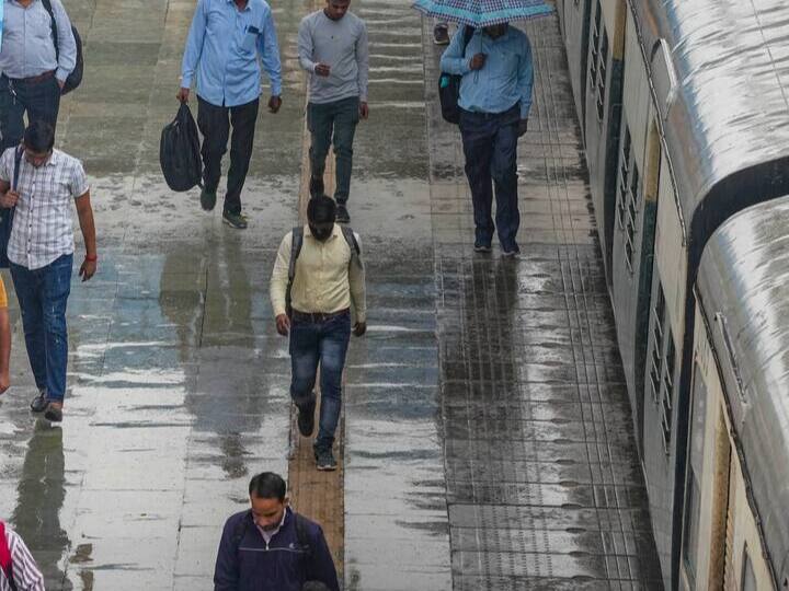 दिल्ली में आज 24 मार्च न्यूनतम तापमान 16 डिग्री सेल्सियस और अधिकतम तापमान 28 डिग्री सेल्सियस तक रह सकता है. इसके अलावा तेज बारिश और ओले के साथ 40-50 किमी प्रति घंटे की रफ्तार से तेज हवाओं भी चलने का अनुमान भी लगाया गया है.