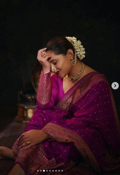 ਉਸ ਦੀਆਂ ਰਵਾਇਤੀ ਤਸਵੀਰਾਂ ਨੂੰ ਦੇਖ ਕੇ ਪ੍ਰਸ਼ੰਸਕਾਂ ਦੇ ਹੋਸ਼ ਉੱਡ ਗਏ ਹਨ, ਜਦੋਂ ਕਿ ਪ੍ਰਸ਼ੰਸਕ ਉਸ ਦੇ ਲੁੱਕ ਤੋਂ ਅੱਖਾਂ ਨਹੀਂ ਹਟਾ ਪਾ ਰਹੇ ਹਨ।