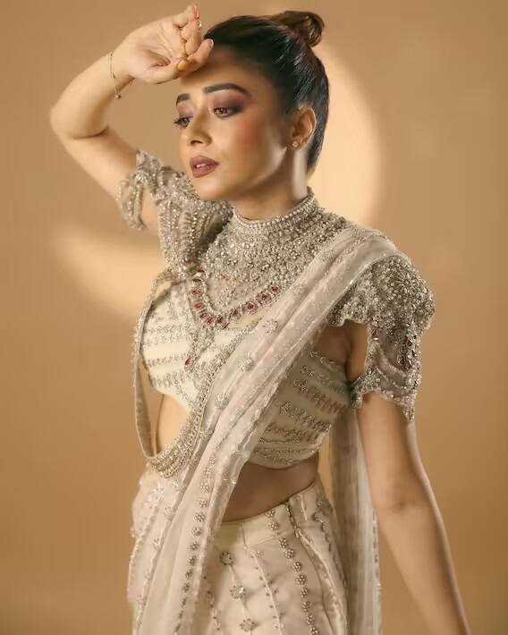 વ્હાઇટ સાડીમાં ટીના દત્તા ખુબ ગ્લેમરસ દેખાઇ રહી છે, આ લૂકને કમ્પલેટ કરવા માટે તેને હેવી જ્વેલરી પણ કેરી કરી છે, જે તેના લૂકમાં ચાર ચાંદ લગાવી રહી છે.