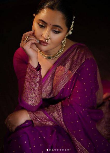 ਜਾਮਨੀ ਰੰਗ ਦੀ ਸਾੜ੍ਹੀ ਪਾ ਕੇ ਦੇਸੀ ਅੰਦਾਜ਼ 'ਚ ਧਮਾਲ ਮਚਾਉਂਦੀ ਨਜ਼ਰ ਆਈ ਅਭਿਨੇਤਰੀ ਰਸ਼ਮੀ ਦੇਸਾਈ ਨੇ ਪ੍ਰਸ਼ੰਸਕਾਂ ਨੂੰ ਬੇਚੈਨ ਕਰ ਦਿੱਤਾ ਹੈ।