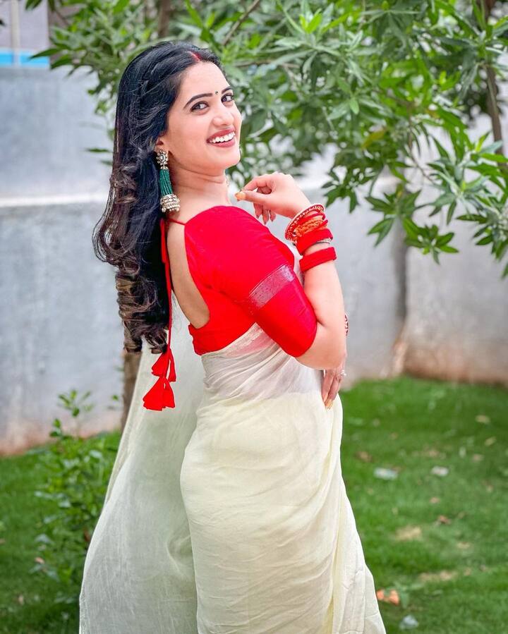 తాజాగా ఈ ముద్దుగుమ్మ పోస్టు చేసిన చీర ఫోటోలు నెట్టింట్లో బాగా వైరల్ అవుతున్నాయి. Photo Credit: sravanthi_chokarapu/ instagram