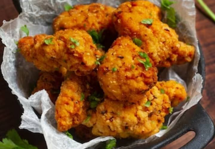 इस स्वादिष्ट नवरात्रि स्पेशल रेसिपी को बनाने के लिए साबूदाने को लगभग 2 से 3 घंटे के लिए पानी में भिगो दें. जब साबूदाना हल्का फूल जाए तो अतिरिक्त पानी निकाल कर साबूदाने को एक प्याले में निकाल लीजिए.अब टिक्की का मिश्रण तैयार करने के लिए एक बड़ा बाउल लें और उसमें उबले हुए आलू डालें. उन्हें अपने हाथों से पूरी तरह से मैश करें. अब इसमें पीसी हुई मूंगफली के दाने, कटी हुई हरी मिर्च, हरा धनिया, सामक के चावल का आटा और सेंधा नमक भी मिला दें और साथ में छाना हुआ साबूदाना भी डाल दें.