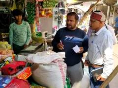 फिरोजाबाद: कुट्टू का आटा खाने से 16 लोग हो हुए थे बीमार, अब खाद्य विभाग की टीम ने दुकानों पर मारा छापा