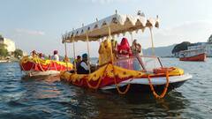 In Pics: मेवाड़ फेस्टिवल के पहले दिन निकली गणगौर की शाही सवारी, हजारों की संख्या में पिछोला लेक पहुंचे लोग