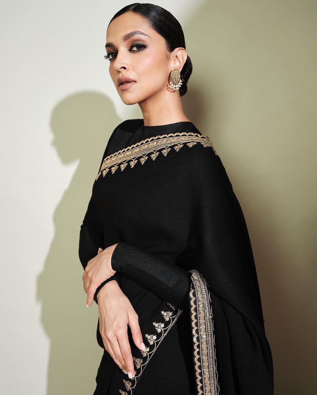 Deepika Padukone Shares Latest Pics In Black Saree Looking Gorgeous | Deepika Padukone Pics: ब्लैक साड़ी और कातिल निगाहें, दीपिका पादुकोण का ये क्लासिक लुक चुरा लेगा आपका दिल