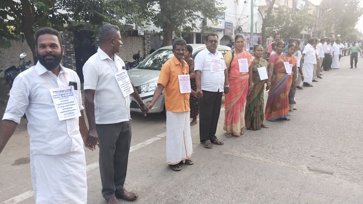 Jactto geo organized a human chain protest to implement the old pension scheme in Tiruvarur TNN திருவாரூரில் பழைய ஓய்வூதிய திட்டத்தை அமல்படுத்த கோரி ஜாக்டோ ஜியோ மனித சங்கிலி போராட்டம்