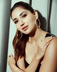 Nikita Dutta Photos: निकिता दत्ता ने ब्लैक ड्रेस में दिखाई अपनी कातिलाना अदाएं, सिजलिंग लुक देख फिसल जाएगा आपका दिल!