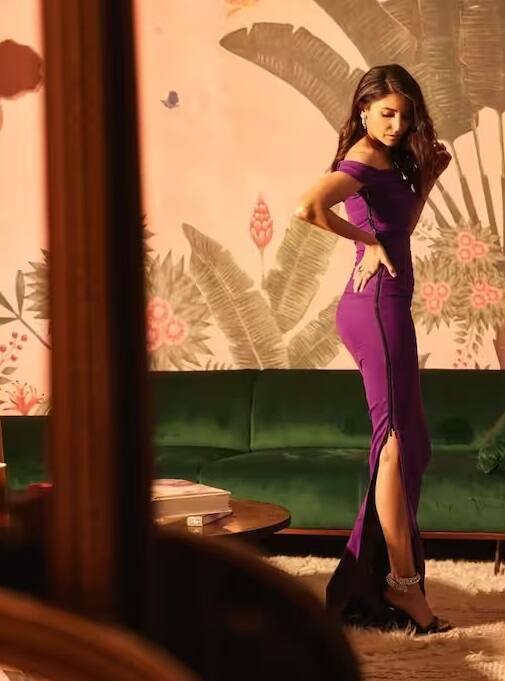 અનુષ્કા અને વિરાટના લક્ઝરી લિવિંગ રૂમની દિવાલોને કેળાના પાંદડા અને ઘણા છોડના રંગબેરંગી વૉલપેપરથી સજાવવામાં આવી છે.