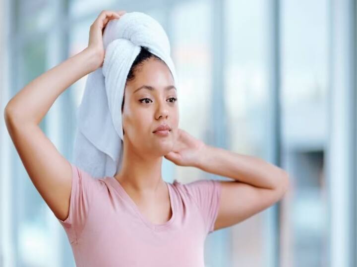 आठवड्यातून 2-3 वेळा केसांना तेलाने मसाज करावा. तसेच आठवड्यातून 2-3 वेळा केस स्वच्छ धुवावेत.