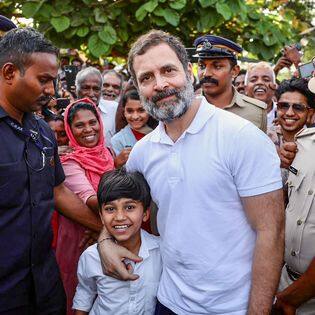 ராகுல் காந்தி, நேரு குடும்பத்தைச் சார்ந்தவர், இது இந்தியாவில் மிகுந்த பாரம்பரியம் மிக்க அரசியல் குடும்பம் ஆகும்.