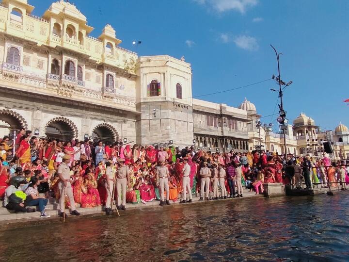 उदयपुर के पिछोला झील के गणगौर घाट पर धूमधाम से गणगौर फेस्टिवल मानाया गया. यहां भगवान शिव-पार्वती  की पूजा के बाद उन्हें पानी पिलाने के लिए पिछोला झील लाया जाता है.