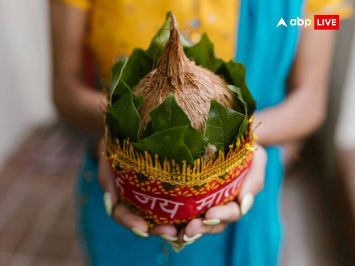 नवरात्रि में हवन-पूजन का काम आपको आग्नेय कोण में करना चाहिए क्योंकि यह अग्नि का स्थान होता है. अखंड दीपक भी आपको इसी दिशा में जलाना चाहिए. ऐसा करने से शत्रुओं पर विजय प्राप्त होती है.