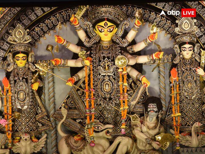 सपने में मां दुर्गा की मूर्ति देखना बहुत ही सुखद सपना माना जाता है. यह सपना संकेत देता है कि जल्द ही आपके जीवन की सारी परेशानियां दूर होने वाली हैं. यह सपना मानसिक शांति देता है.