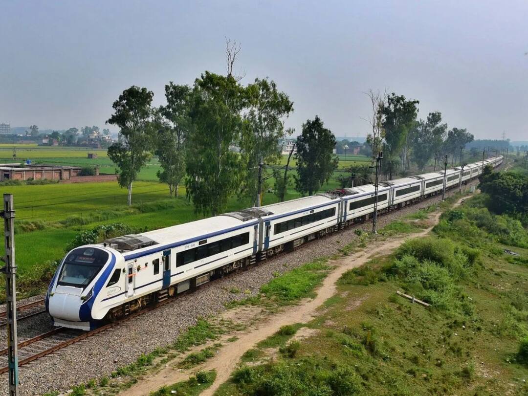 Kolhapur to Mumbai Super fast Express request to Union Minister Jyotiraditya Shinde kolhapur news Kolhapur News : कोल्हापूर ते मुंबई सुपरफास्ट एक्स्प्रेस सुरु करा; केंद्रीय मंत्री ज्योतिरादित्य शिंदेंना निवेदन