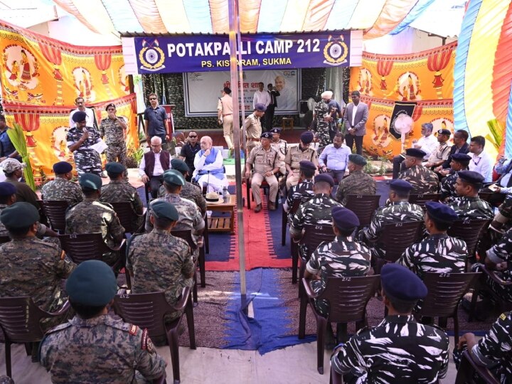 Amit Shah Bastar Visit: सुकमा के नक्सल प्रभावित क्षेत्र में अमित शाह ने CRPF कैंप का किया दौरा, जवानों की बहादुरी को सराहा