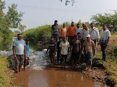 शेतकऱ्यांच्या बचत गटांनी मिळून बांधला 'बंधारा'; कोरड्या पिंकांना मिळाला ओलावा...