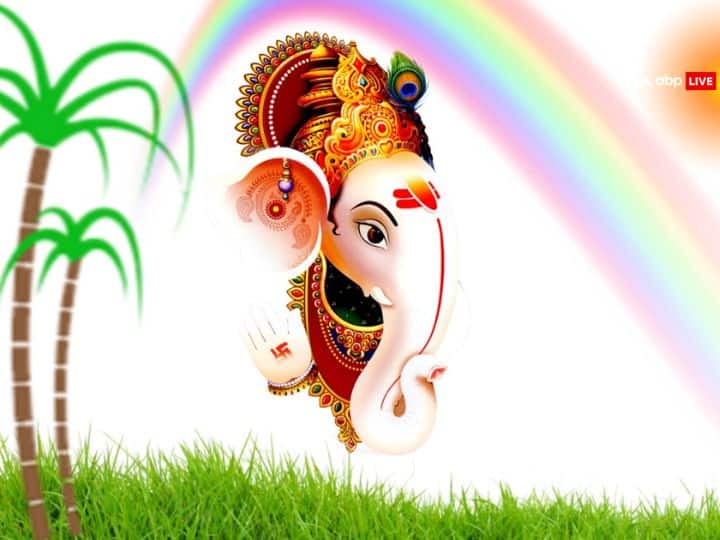 पौराणिक कथा के अनुसार जब गौरी पुत्र गणेश को हाथी के सिर लगाया जा रहा था तब चंद्र देव मुस्कुरा रहे थे, चंद्रदेव को अपने सौंदर्य पर बहुत घमंड था. उनकी इस हरकत पर गणपति बहुत क्रोधित हो गए.