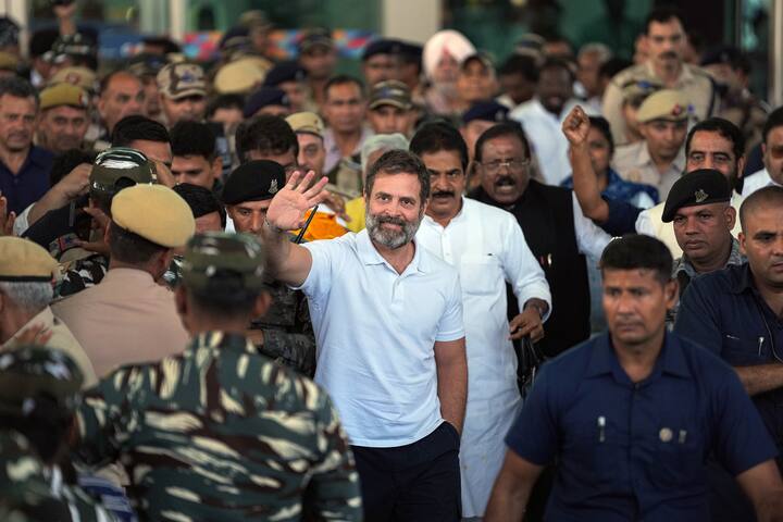 রাহুল গাঁধী: মোদি পদবী নিয়ে মন্তব্যের জন্য একটি ফৌজদারি মানহানির মামলায় দোষী সাব্যস্ত হওয়ার পরে শুক্রবার তাঁর সাংসদ পদ খারিজ করা হয়েছে। সুরাটের একটি আদালত তাঁকে দোষী সাব্যস্ত করেছে।