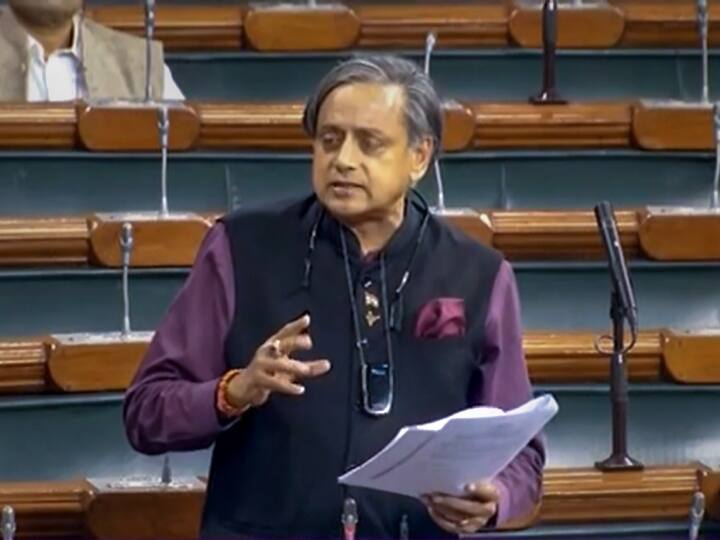 Shashi Tharoor also reacted to Rahul Gandhi disqualification as MP said Now in silencing one voice Rahul Gandhi Disqualified: राहुल गांधी की सांसदी जाने पर शशि थरूर ने भी दी प्रतिक्रिया, कहा- 'एक आवाज को चुप कराने में अब...'