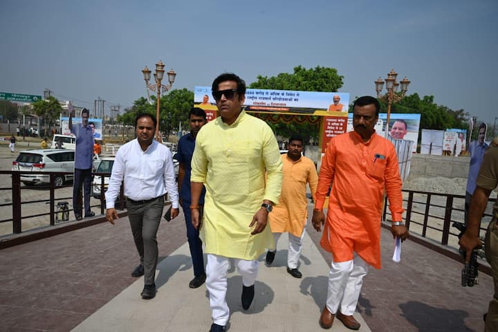 रवि किशन ने 1992 में बी ग्रेड मूवी पितांबर से बॉलीवुड में कदम रखा था. लेकिन उन्हें पहचान सलमान खान की फिल्म 'तेरे नाम' से मिली जिसमें उन्होंने रामेश्वर का किरदार निभाया था, और इसी किरदार को देख रवि किशन के पिता का सिर गर्व से ऊंचा हो गया था.