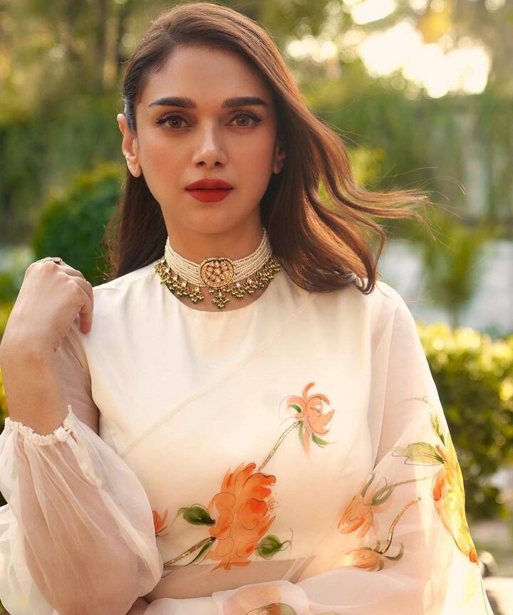 She paires the saree with a white netted puffed- sleeved blouse. (Image Source: Instagram)
