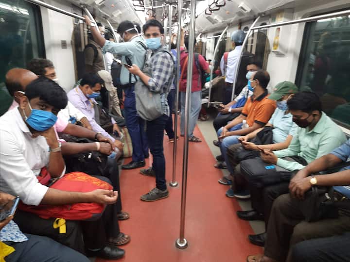 সঙ্গে একটা স্মার্ট ফোন থাকলেই কেল্লা ফতে। কুইক রেসপন্স কোড বা কিউ আর কোড স্ক্যান করেই উঠে পড়া যাবে মেট্রোয়।