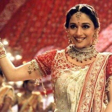 फिल्म में जिस चीज ने सबसे ज्यादा लोगों का ध्यान आकर्षित किया वह था माधुरी दीक्षित और ऐश्वर्या राय का बंगाली लुक.