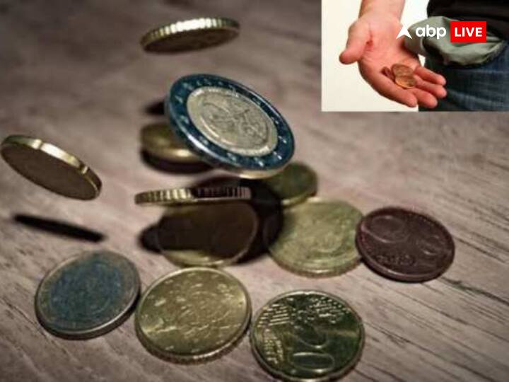 अगर ऐसा आपके साथ भी होता है तो आपको धन कि प्राप्ति होगी, साथ ही अगर आप किसी को पैसे दे रहे है और आपके हाथ से नोट गिर जाए या फिसल जाएं तो ये भी एक शुभ संकेत है, इसका मतलब है कि आपका रुका हुआ धन वापस आएगा या फिर कहीं से आपको एकाएक धन की प्राप्ति होगी.
