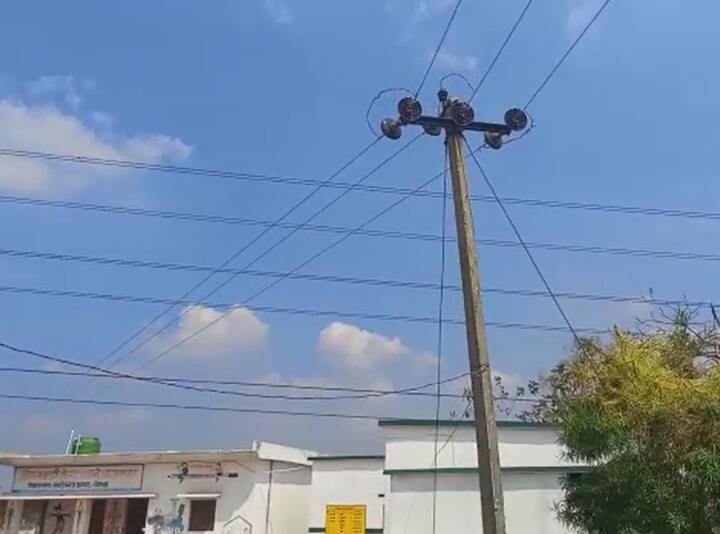 Sonbhadra News: सोनभद्र में 378 स्कूलों पर लटक रहे हैं हाईटेंशन तार, प्रशासन बेपरवाह, जान जोखिम में डाल पढ़ने को मजबूर बच्चे Sonbhadra high tension wires hanging on 378 schools, no action taken yet ann Sonbhadra News: सोनभद्र में 378 स्कूलों पर लटक रहे हैं हाईटेंशन तार, प्रशासन बेपरवाह, जान जोखिम में डाल पढ़ने को मजबूर बच्चे