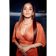 Monalisa Latest Photos: ऑरेंज और ग्रीन ड्रेस में मोनालिसा ने दिखाईं मदमस्त अदाएं, लूक देख फैंस हुए क्रेजी