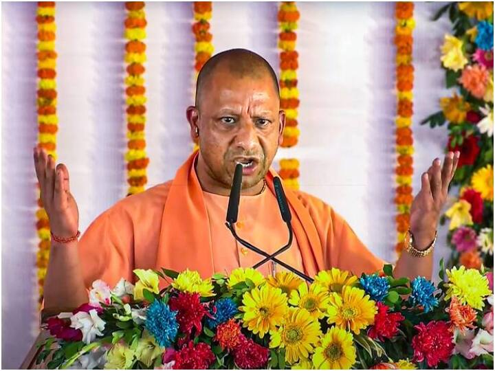 cm yogi adityanath unveil special booklet as he completes first year of his second tenure UP Politics: सरकार के एक साल पूरे होने पर सीएम योगी ने पेश किया रिपोर्ट कार्ड, कहा- 'यूपी ने बनाई अलग पहचान'
