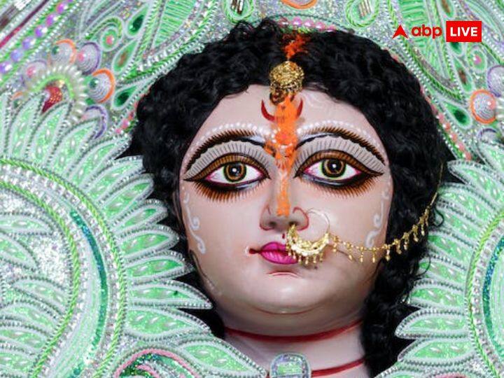 सपने में मां दुर्गा का मंदिर देखना और वहां पूजा करना भी बेहद शुभ माना गया है. यह सपना बताता है कि आपकी कोई मनोकामना शीघ्र पूरी होने वाली है.