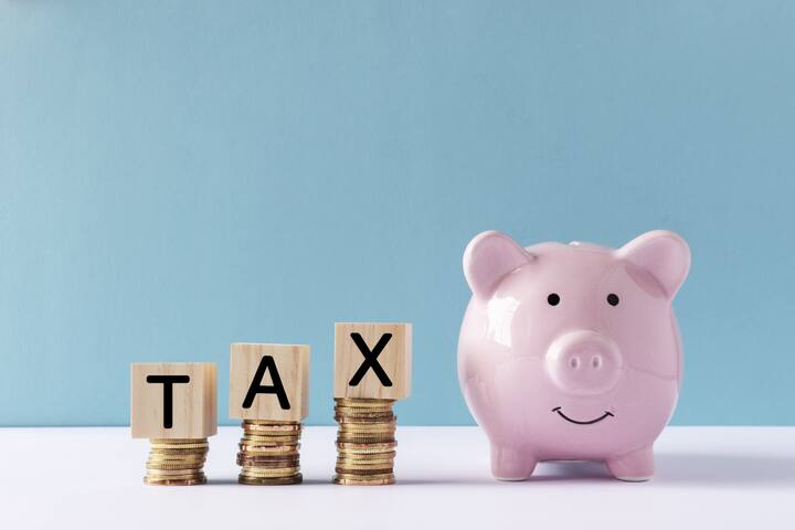 কর বাঁচাতে বিনিয়োগ: কর বাঁচাতে আমরা অনেকেই নানা ভাবে নানা দিকে বিনিয়োগ করে থাকি। নির্দিষ্ট নিয়মের মাধ্য়মে করছাড়ের সুবিধা পেতে এই বিনিয়োগ করা হয়। যদি আপনি এমন এখনও না করে থাকেন তাহলে ৩১ মার্চের মধ্যে অবশ্যই তা করে ফেলুন। ২০২২-২৩ অর্থবর্ষ শেষ হবে ৩১ মার্চ। তারপরে বিনিয়োগ করলে এই অর্থবর্ষের জন্য করছাড়ের সুবিধা আপনার হাত থেকে ফস্কে যাবে।