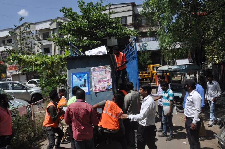 सोबतच कॅनॉट परिसरातील एकूण 13 हातगाड्या जप्त करण्यात आल्या आहेत.या परिसरातील उद्यानाच्या बाजूला असलेला फुटपाथ मोकळा करण्यात आला.