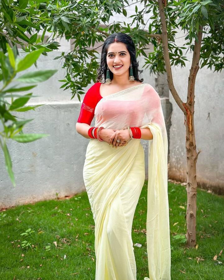 క్రీమ్ కలర్ చీర, ఎర్రరంగు జాకెట్ లో మెరిసిపోతూ కనిపించింది.Photo Credit: sravanthi_chokarapu/ instagram
