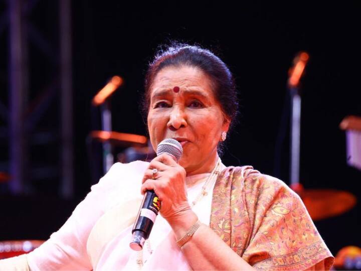 ‘महाराष्ट्र भूषण’ पुरस्कार सोहळ्यात आयुष्यातील पहिलं गाणं, संगीतक्षेत्रातील करिअरबाबत आशा भोसले यांनी प्रेक्षकांना सांगितलं.