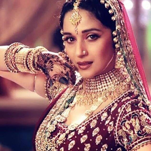 वैसे मानना पड़ेगा इतना भारी  लहंगा पहनने के बाद भी जो डांस माधुरी दीक्षित ने किया वह बॉलीवुड में शायद ही कोई कर पाएगा और वह भी इतनी खूबसूरती से.