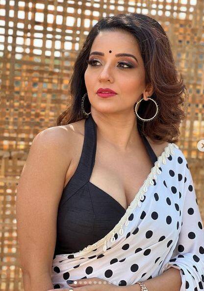 ਬਲੈਕ ਐਂਡ ਵ੍ਹਾਈਟ ਸਾੜ੍ਹੀ ਤੇ ਬੈਕਲੇਸ ਬਲਾਊਜ਼ 'ਚ ਮੋਨਾਲੀਸਾ ਨੇ ਦਿਖਾਇਆ ਹੌਟ ਅਵਤਾਰ