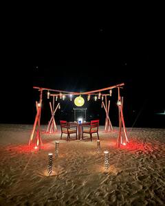 बाथरोब, बिकिनी और फिर लिपलॉक, Shraddha Arya ने ऐसे खास बना दिया पति का बर्थडे