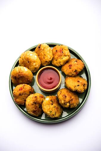 போஹா கட்லெட் செய்ய தேவையான பொருட்கள்: அவல் - 2 கப், உருளைக்கிழங்கு - 3 (வேக வைத்தது), சீஸ் - 1/4 கப் (துருவியது) , கேரட் - 1/4 கப் (துருவியது), உப்பு - தேவையான அளவு, மிளகுத் தூள் - 1/2 டீஸ்பூன் , கரம் மசாலா - 1/2 டீஸ்பூன், சாட் மசாலா - 1 டீஸ்பூன், மிளகாய் தூள் - 1/2 டீஸ்பூன், இஞ்சி - 1 இன்ச் (பொடியாக நறுக்கியது), கொத்தமல்லி - சிறிது, பச்சை மிளகாய் - 2 (பொடியாக நறுக்கியது), எலுமிச்சை சாறு - 1 டீஸ்பூன், மைதா - 2 டீஸ்பூன், பிரட் தூள் - சிறிது, எண்ணெய் - பொரிப்பதற்கு தேவையான அளவு.