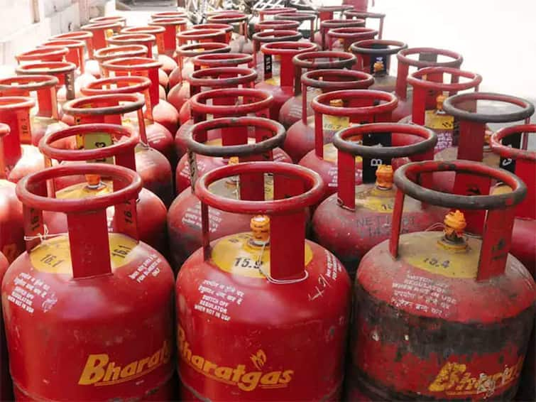 Central Government has raised the basic customs duty on domestic LPG to 15 percent from 5 Percent LPG Cylinder के इंपोर्ट पर सरकार ने बढ़ाई कस्टम ड्यूटी, एग्रीकल्चर सेस भी किया लागू, जानें क्या होगा असर