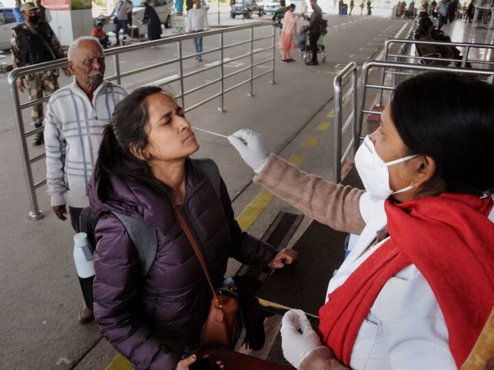 Maharashtra Coronavirus Update Conduct covid 19 test of passengers coming from Dubai and China suggest Maharashtra Covid Task Force Maharashtra Coronavirus Update : दुबई आणि चीनमधून येणाऱ्या प्रवाशांची कोरोना चाचणी करा; कोविड टास्क फोर्सची सूचना