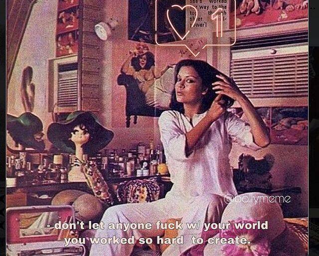 जीनत अमान इस मीम में ग्लैमरस अवतार में नजर आ रही हैं. तस्वीर में वह काफी यंग लग रही हैं.