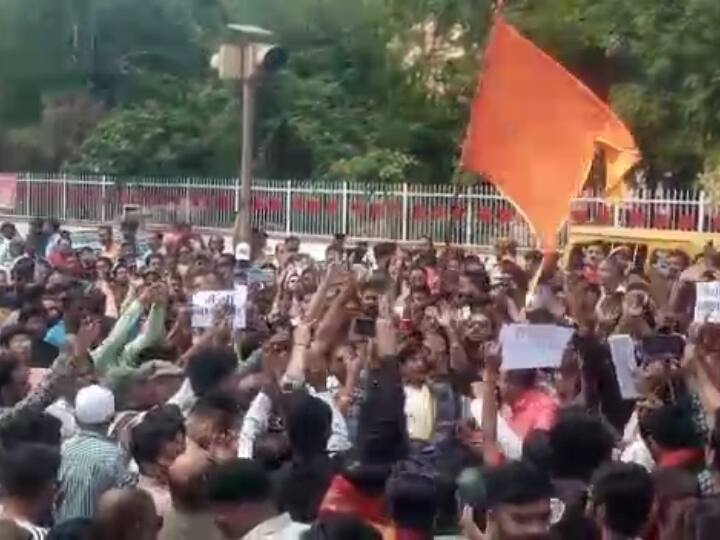 Bageshwar Dham: धीरेंद्र शास्त्री पर दर्ज केस वापस लेने पर अड़े हिन्दू संगठन, उदयपुर में आंदोलन कर सरकार को दी ये चेतावनी Dhirendra Krishna Shastri Supporters Hindu organization protest in Udaipur demands withdrawal of the case on him ANN Bageshwar Dham: धीरेंद्र शास्त्री पर दर्ज केस वापस लेने पर अड़े हिन्दू संगठन, उदयपुर में आंदोलन कर सरकार को दी ये चेतावनी