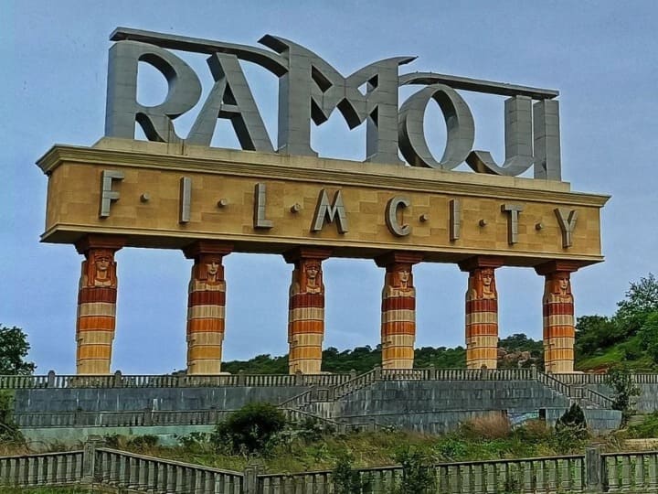 Ramoji Film Studio: हैदराबाद के बाहरी इलाके में स्थित रामोजी फिल्म सिटी में सिर्फ फिल्मों की शूटिंग ही नहीं होती है.यहाँ पर थीम पार्टी,कॉर्पोरेट इवेंट,पिकनिक और भव्य शादियों भी करवाई जाती है.